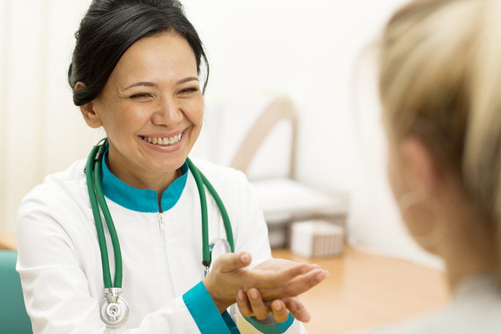 女性医学专业的微笑和跟病人说话